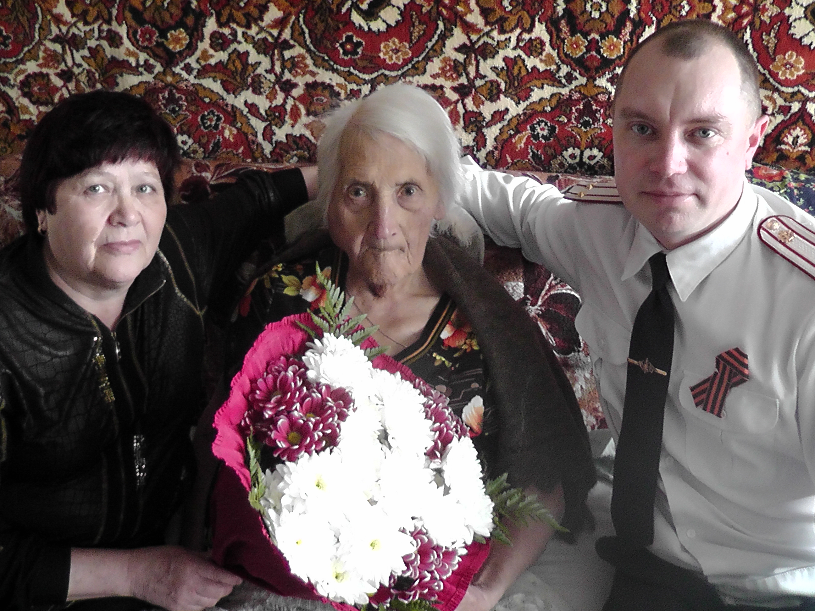 Сотрудники СИЗО-2 поздравили труженика тыла Анастасию Федоровну Кабанову