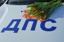 В Ирбите сотрудники ГИБДД провели акцию «Цветы для автоледи»