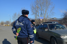 В Ирбите сотрудники ГИБДД провели акцию «Цветы для автоледи»