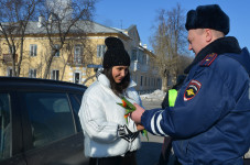 В Ирбите сотрудники ГИБДД провели акцию «Цветы для автоледи»