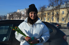 В Ирбите сотрудники ГИБДД провели акцию «Цветы для автоледи»
