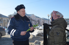 В Ирбите сотрудники ГИБДД провели акцию «Цветы для автоледи»