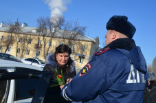 В Ирбите сотрудники ГИБДД провели акцию «Цветы для автоледи»