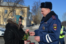 В Ирбите сотрудники ГИБДД провели акцию «Цветы для автоледи»