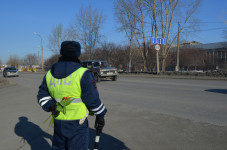 В Ирбите сотрудники ГИБДД провели акцию «Цветы для автоледи»
