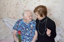 Полицейские Ирбита поздравили ветеранов Министерства внутренних дел с наступающим 8 марта