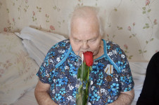 Полицейские Ирбита поздравили ветеранов Министерства внутренних дел с наступающим 8 марта