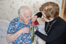 Полицейские Ирбита поздравили ветеранов Министерства внутренних дел с наступающим 8 марта