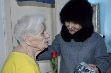 Полицейские Ирбита поздравили ветеранов Министерства внутренних дел с наступающим 8 марта