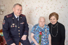 Полицейские Ирбита поздравили ветеранов Министерства внутренних дел с наступающим 8 марта