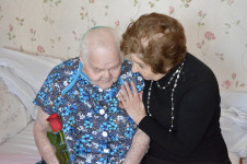 Полицейские Ирбита поздравили ветеранов Министерства внутренних дел с наступающим 8 марта