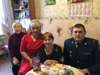 Руководство ирбитского СИЗО-2 поздравило на дому женщин-ветеранов с Международным женским днем