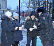 В Ирбите полицейские продолжают вести профилактические беседы с населением в целях предупреждения фактов мошенничества