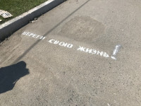 Сотрудники Госавтоинспекции Ирбита продолжают обращать внимание пешеходов на правила безопасности