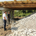 Работы по ремонту моста в деревне Молокова