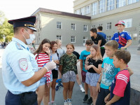 Сотрудники ГИБДД приходят к детям на детские площадки