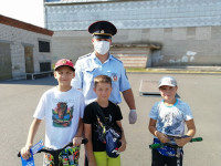 Сотрудники ГИБДД приходят к детям на детские площадки