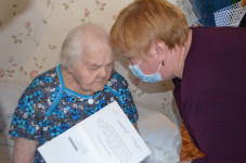 Руководство ирбитской полиции поздравило с юбилеем своего ветерана