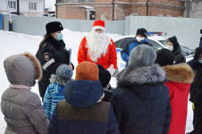 В Ирбите полицейский Дед Мороз продолжает череду поздравлений