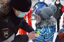 В Ирбите полицейский Дед Мороз продолжает череду поздравлений