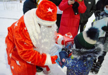 В Ирбите полицейский Дед Мороз продолжает череду поздравлений