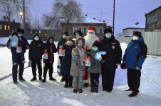В Ирбите полицейский Дед Мороз продолжает череду поздравлений