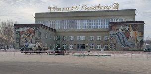 На площади у Дворца культуры имени Костевича начался монтаж новогодней ели