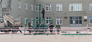 На площади у Дворца культуры имени Костевича начался монтаж новогодней ели
