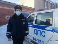 Ирбитские сотрудники ГИБДД спасли от холода водителя и экспедитора автомобиля, перевозящего медикаменты для сети аптек