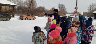 Сотрудники Госавтоинспекции Ирбита провели для дошколят экскурсию к патрульному автомобилю