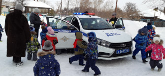 Сотрудники Госавтоинспекции Ирбита провели для дошколят экскурсию к патрульному автомобилю