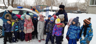 Сотрудники Госавтоинспекции Ирбита провели для дошколят экскурсию к патрульному автомобилю