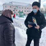 Ирбитские полицейские в рамках акции «8 марта – в каждый дом» поздравили женщин с наступающим праздником