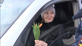 Накануне весеннего праздника в городе Ирбите прошла акция «Цветы для автоледи»