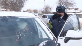 Накануне весеннего праздника в городе Ирбите прошла акция «Цветы для автоледи»