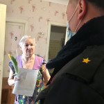 Ирбитские полицейские в рамках акции «8 марта – в каждый дом» поздравили женщин с наступающим праздником