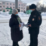 Ирбитские полицейские в рамках акции «8 марта – в каждый дом» поздравили женщин с наступающим праздником