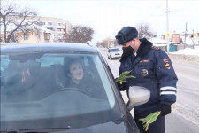 Накануне весеннего праздника в городе Ирбите прошла акция «Цветы для автоледи»