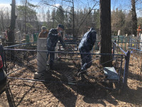 Сотрудники СИЗО-2 привели в порядок могилы ветеранов