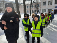 Ирбитские полицейские и школьники принимают участие в акции «Шагающий автобус»