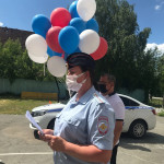 Ирбитские полицейские и общественники поздравили с Днём России детей из пришкольного лагеря