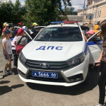 Ирбитские полицейские и общественники поздравили с Днём России детей из пришкольного лагеря