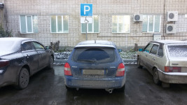 Водитель автомобиля Мазда нарушил права инвалидов