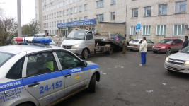 Водитель автомобиля Мазда нарушил права инвалидов