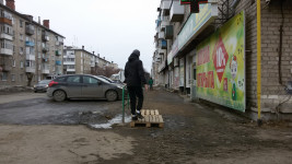 Гражданский активист Алексей Кононов продолжает благоустраивать ирбитские тротуары