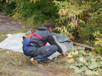  В Ирбите осужденные к обязательным работам убирают от мусора территорию города
