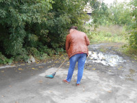  В Ирбите осужденные к обязательным работам убирают от мусора территорию города