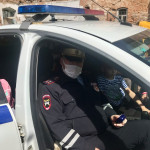 Ирбитские полицейские и общественники поздравили с Днём России детей из пришкольного лагеря