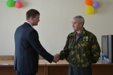 В Ирбите накануне Дня пограничника вручили памятные знаки ветеранам службы