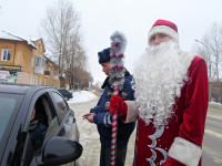 Полицейский Дед Мороз в Ирбите рассказал детям, как безопасно кататься на горке